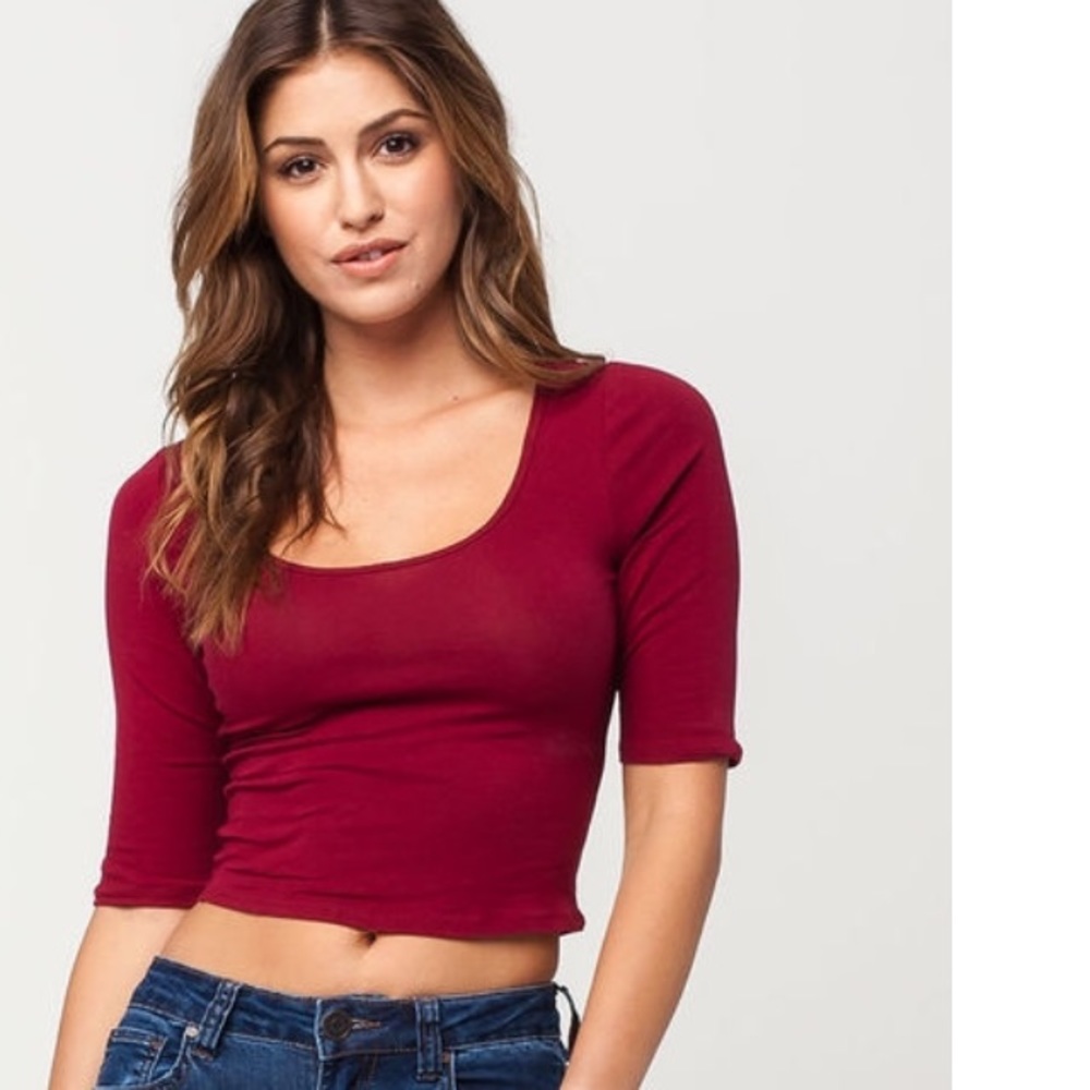 Red three-quarter sleeve crop top
